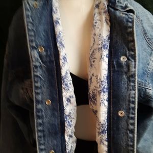 Cropped, lined denim jacket.